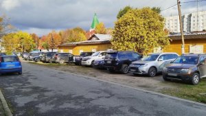 «Дышим выхлопными газами»: в Коле приезжие автомобилисты уничтожают газон возле местного музея