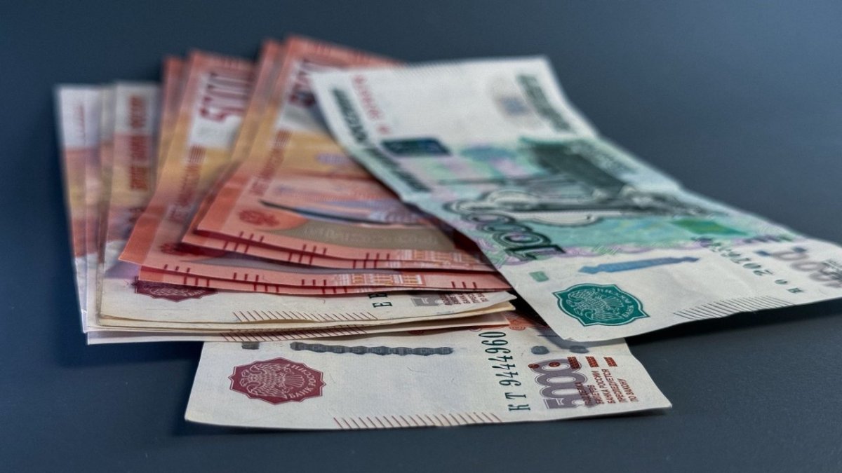 Деньги лежат на столе