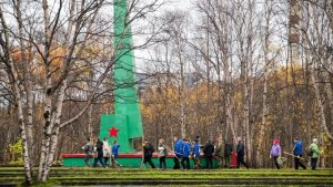4 «КамАЗа» листвы и мусора: на Верхне-Ростинском шоссе в Мурманске прошел большой субботник