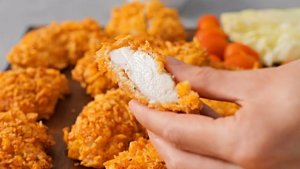 Наггетсы без панировки: шеф-повар раскрыл секрет корочки — мясо сочное, хруст как в KFC, масло не брызгает