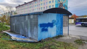 «Счастье, что никого не покалечило»: в Полярном пожаловались на разваливающиеся остановки