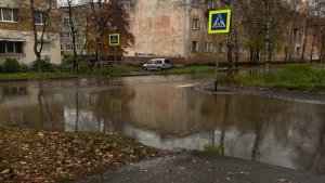 «Люди прыгают через заборы, машины проплывают»: в Кандалакше затопило двор на улице Кировской