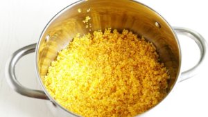 Кукурузная каша: 10 рецептов, которые меняют отношение к крупе — нежная как крем, без комочков