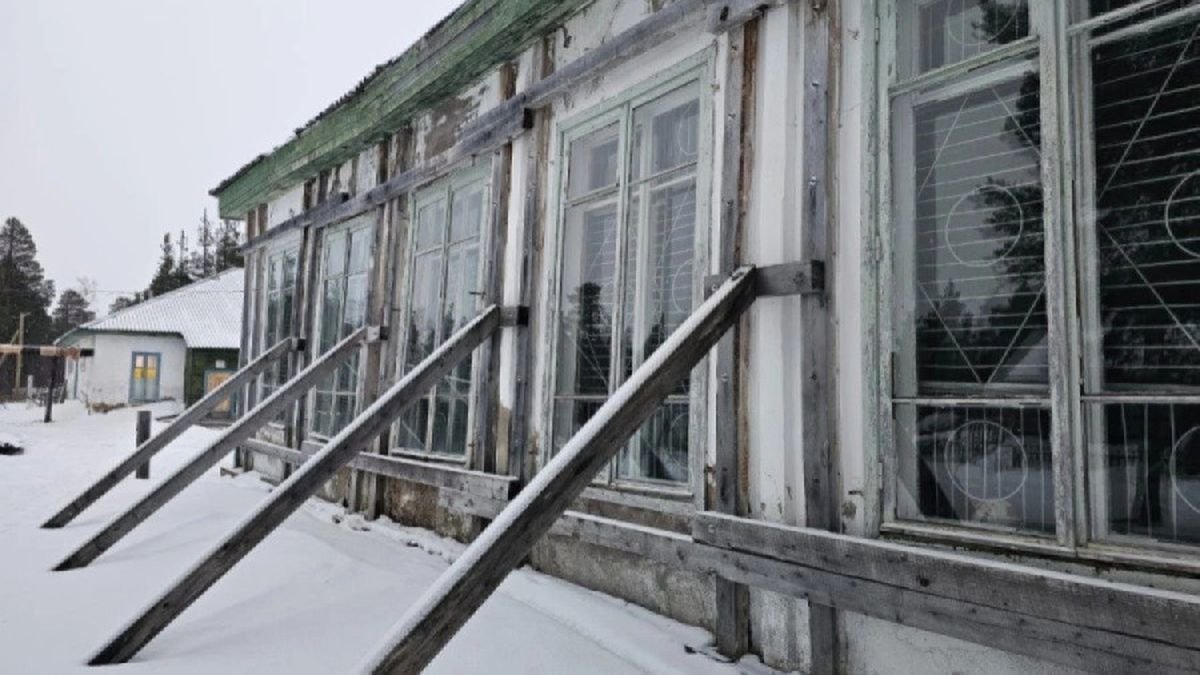 Окна на старом одноэтажном  здании зимой.