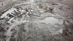 Лужи, ямы и оторванные бамперы: в Мончегорске жителей двора на Кирова измучила разрушенная дорога