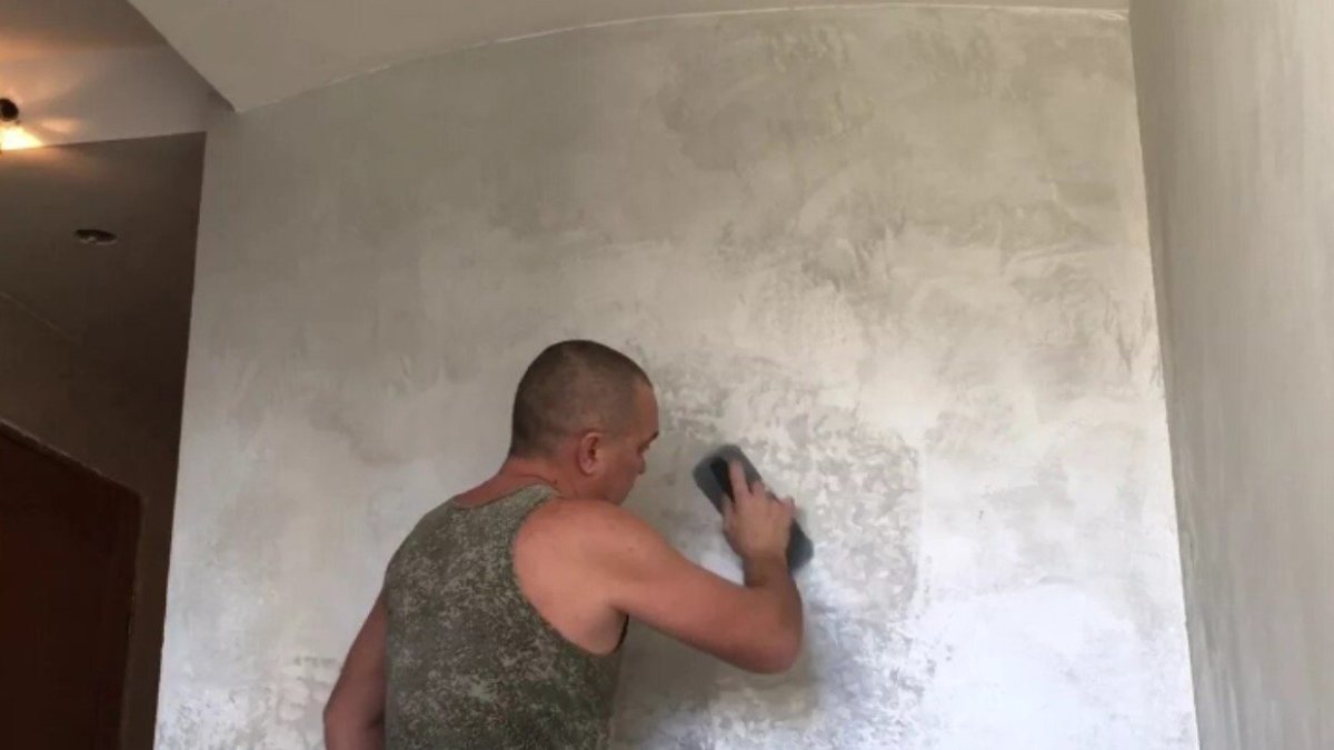 «Мокрый шёлк» на стенах