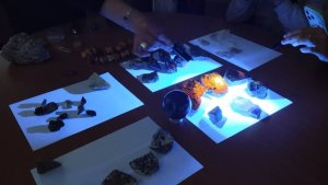 «Потаённая радуга»: в Мончегорске открылась выставка «камней-светлячков»