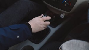 Терпеливый вор: в Мурманске мужчина три недели искал владельца сломанной иномарки, а потом угнал её