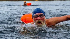 В Мурманске 67 экстремалов проплыли 110 метров в холодной воде в честь юбилея города