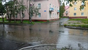 «Вода не может запрыгнуть в ливнёвку»: в Кандалакше дорогу на Чкалова затапливает после ремонта
