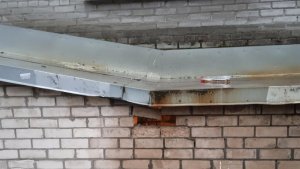 В Мончегорске жильцы дома требуют заделать пролом в подвальном спуске