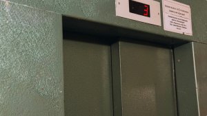«Установили в марте, уже сломался»: мурманчане с Ушакова месяц ходят пешком из-за поломки нового лифта