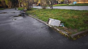 В Ловозере хулиганы переворачивают урны сразу после утренней уборки дворников