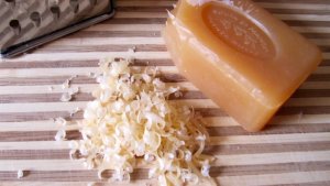 Осенью скупаю хозяйственное мыло, тру как сыр и заливаю горячей водой — экономия 2000 рублей в месяц