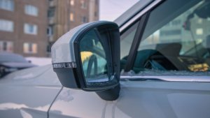 Спас машину и скромно уехал: в Мурманске ищут мужчину, потушившего чужую горящую иномарку