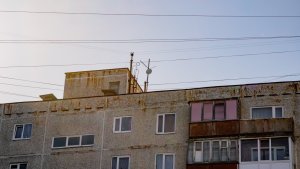 Испугались суда: в Полярных Зорях УК экстренно починила крышу, которая протекала два года