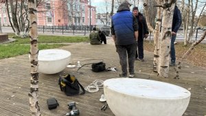 «Это не шалость, а правонарушение»: в Кандалакше вандалы снова сломали светильники у фонтана