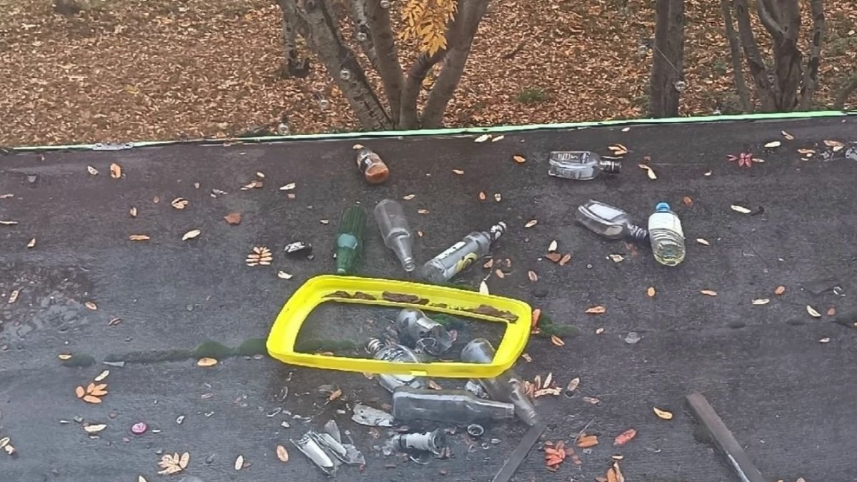 Мусор валяется на козырьке дома.