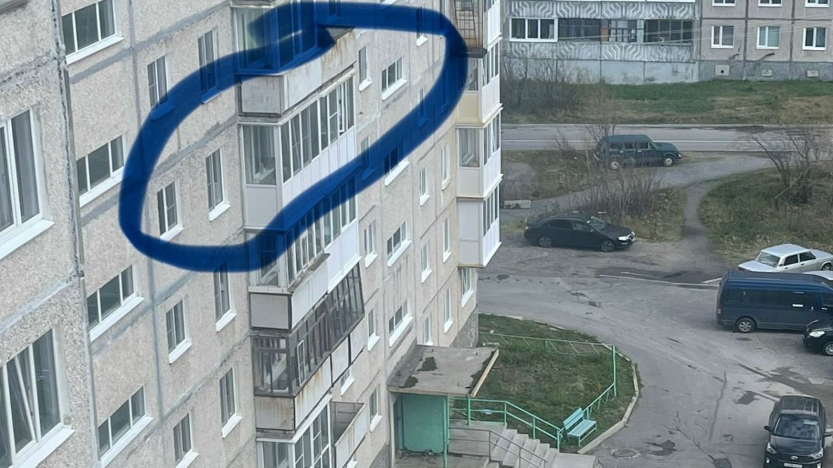 Двор многоэтажки поздней осенью в городе.