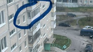 Петарды из окон дома: в Мончегорске юные пироманы терроризируют прохожих и водителей