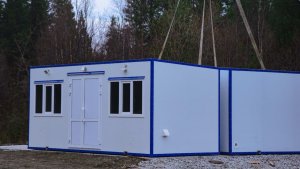 С теплыми раздевалками и отоплением: в лесопарке Оленегорска обустраивают модульную базу для спортшколы