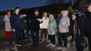 От разбитых дорог до неприятного запаха в подъездах: мурманские депутаты встречаются с горожанами во дворах