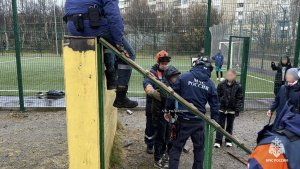 В Мурманске спасатели вызволили подростка, застрявшего в деревянной конструкции спортплощадки