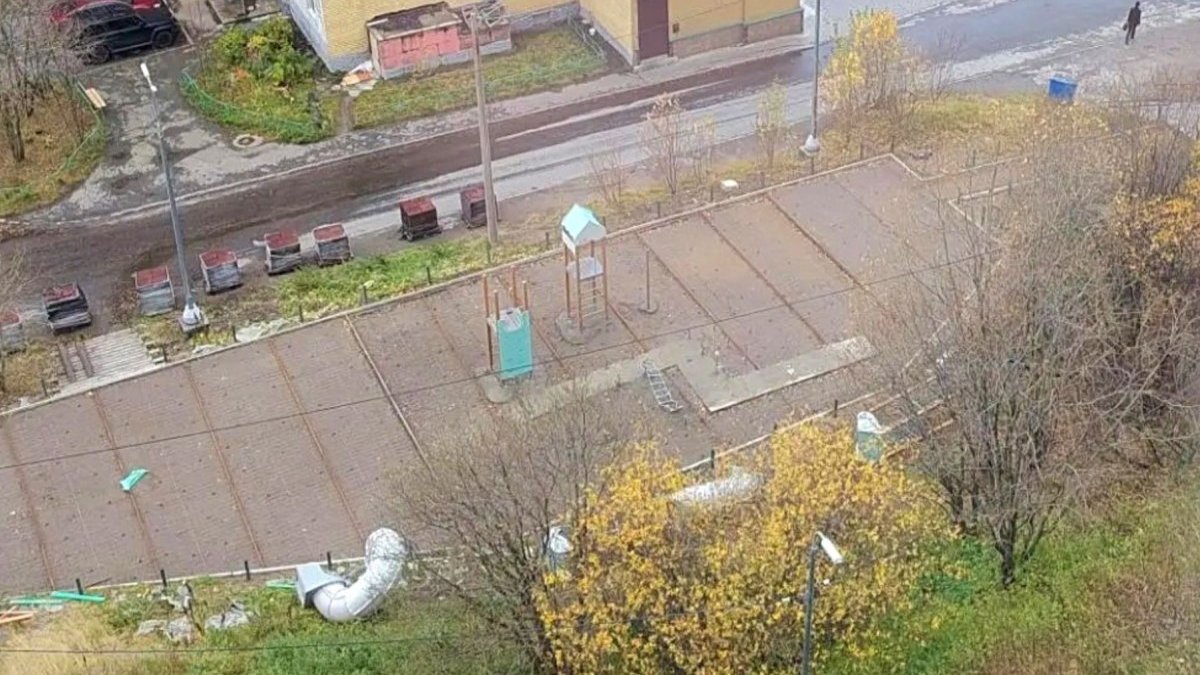 Детская площадка во дворе, сфотографированная сверху.