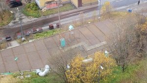 В Мурманске на улице Старостина ремонт детской площадки превратился в долгострой
