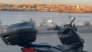 Поступок настоящих мужчин: в Мурманске подростки помогли поднять северянке поваленный ветром скутер