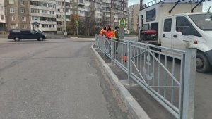 В Мурманске восстановили забор, разбитый ночным лихачом в дальней «Первомайке»