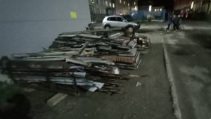 «Чуть без ног не осталась»: жители дома в Гаджиево рассказали о недоделках ремонта и заваленном мусором дворе