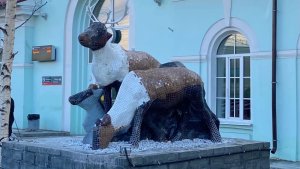 «Изуродовали красавцев»: оленегорцы требуют вернуть прежний облик обновленной скульптуры оленей у ж/д вокзала