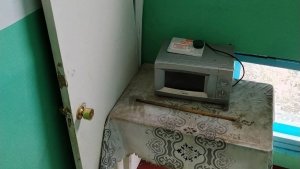 «Самовара не хватает»: в Молочном жильцы завалили подъезд кухонными мебелью и техникой