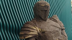 В Кировске зрителей кинотеатра встречает каменный рыцарь — декорация со съемок фильма «Чудо-Юдо»