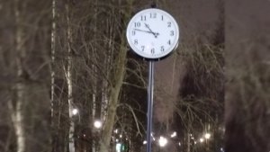 «После ремонта не хотят работать»: в Полярных Зорях на улице Пушкина вновь остановились городские часы
