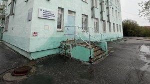 Ржавая дверь и разбитые ступени: мурманчане добились ремонта крыльца детской неотложки через прокуратуру