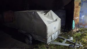 В Апатитах подростки повредили автоприцеп во время игр на крышах гаражей