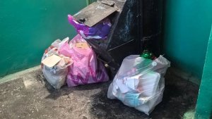 «Очередные бояре»: в Мурманске жильцы дома наглухо забили мусоропровод хламом и завалили подъезд пакетами