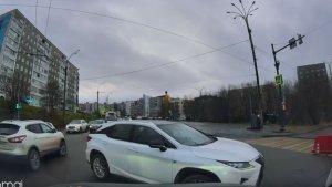 В Мурманске «Лексус» заблокировал перекресток: запись с видеорегистратора вызвала споры в сети