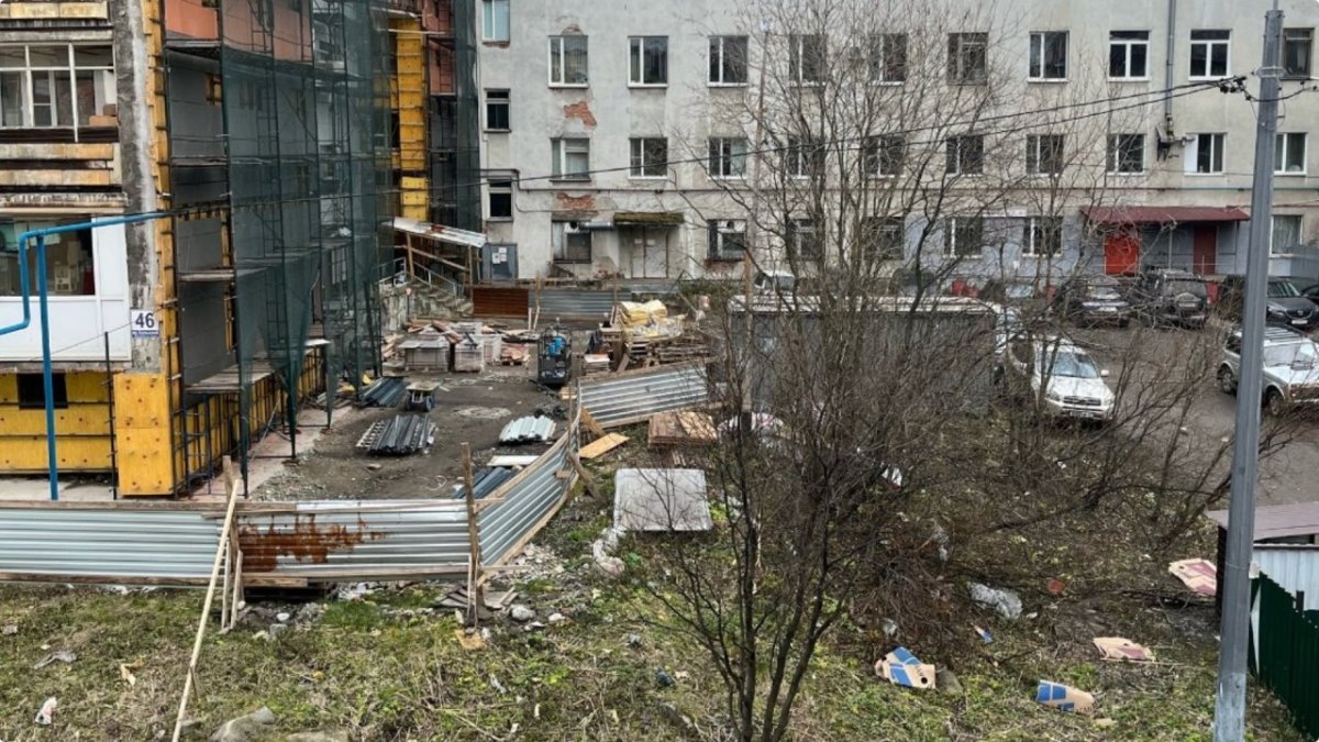 Строительный хлам во дворе