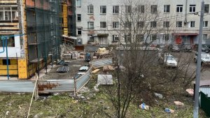 «Хлама стало еще больше»: в Мурманске у дома на Кольском при ремонте фасада выросла свалка