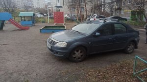В Мурманске на переулке Якорном водитель бросил свой «Логан» прямо на детской площадке