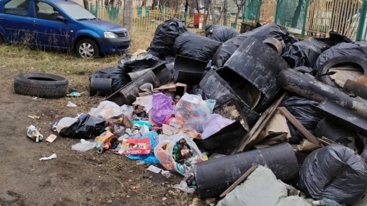 Свалка возле детского сада