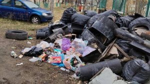 Не донесли до баков: в североморском Авиагородке жители устроили свалку под окнами детсада