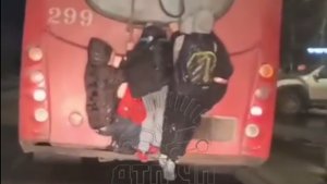Чуть не сорвались под колеса: в Мурманске четверо подростков устроили опасный заезд на троллейбусе