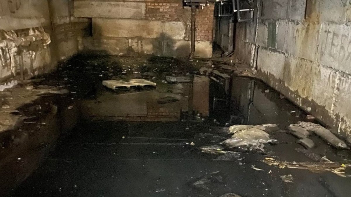 Затопленный сточными водами подвал жилого дома.