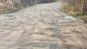 В Верхнетуломском разбитая дорога на Ручьевой то и дело блокирует проезд для легковушек