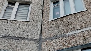 В шаге от плесени и промерзания: в Титане жильцов дома пугают огромные щели на фасаде