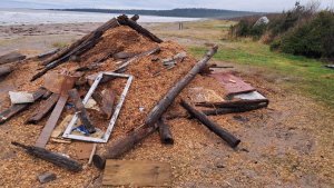 В Умбе популярный пляж на побережье Белого моря завалили строительным хламом
